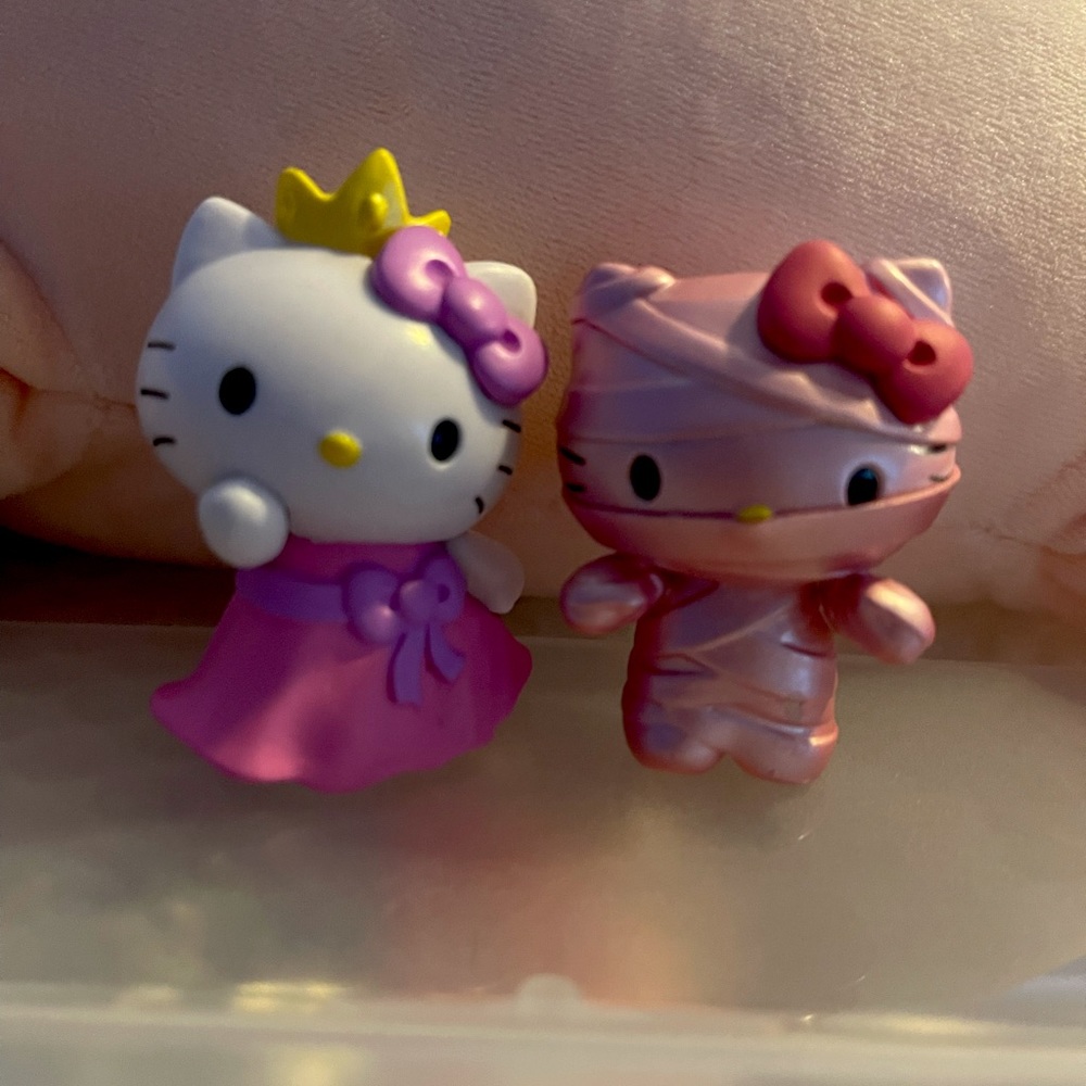 2 Hello Kitty Sanrio figures